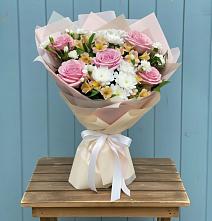 Букет цветов из:  Гвоздики, Орхидеи и Розы в Жерновце