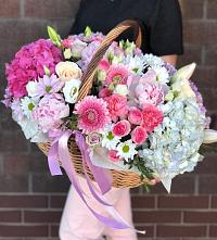 Композиция солнечный день в Жерновце Цветочная композиция из Розы, Хризантемы, Пионы и Лизиантусы в корзине в Жерновце