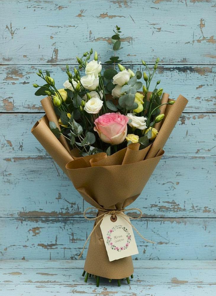 Букет цветов из: Розы и Лизиантусы в Жерновце